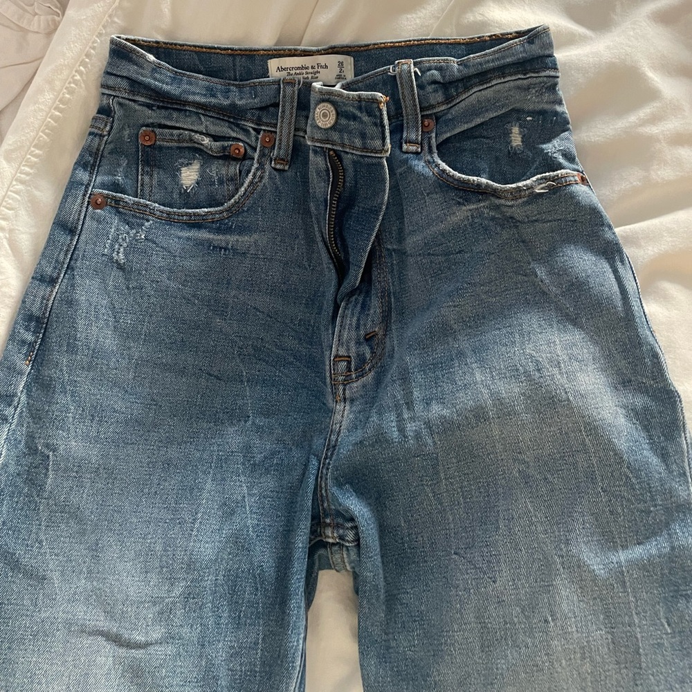 Womens abercrombie jeans! Size 26/ 2 regular super cute brand new